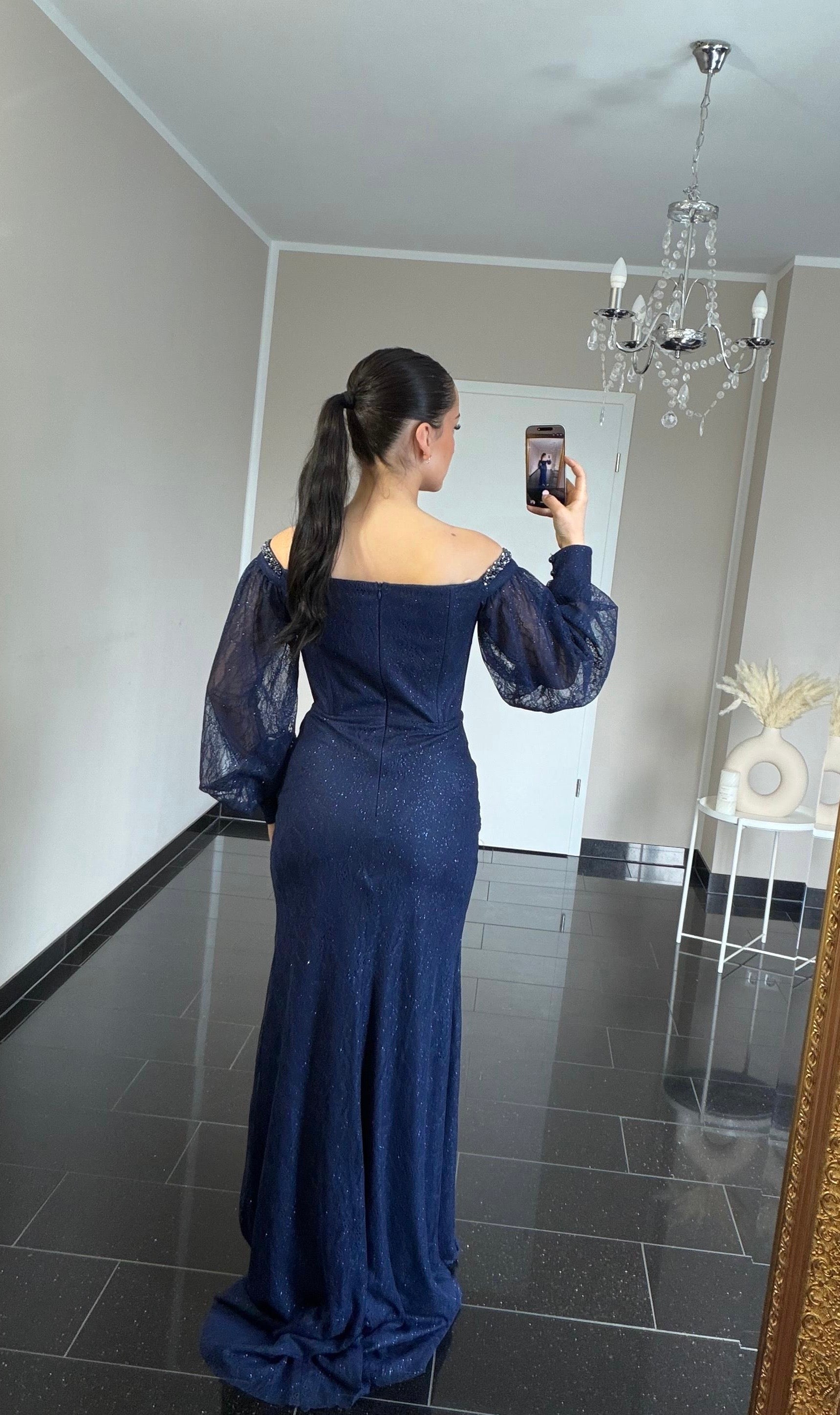 Nayla Dunkelblau