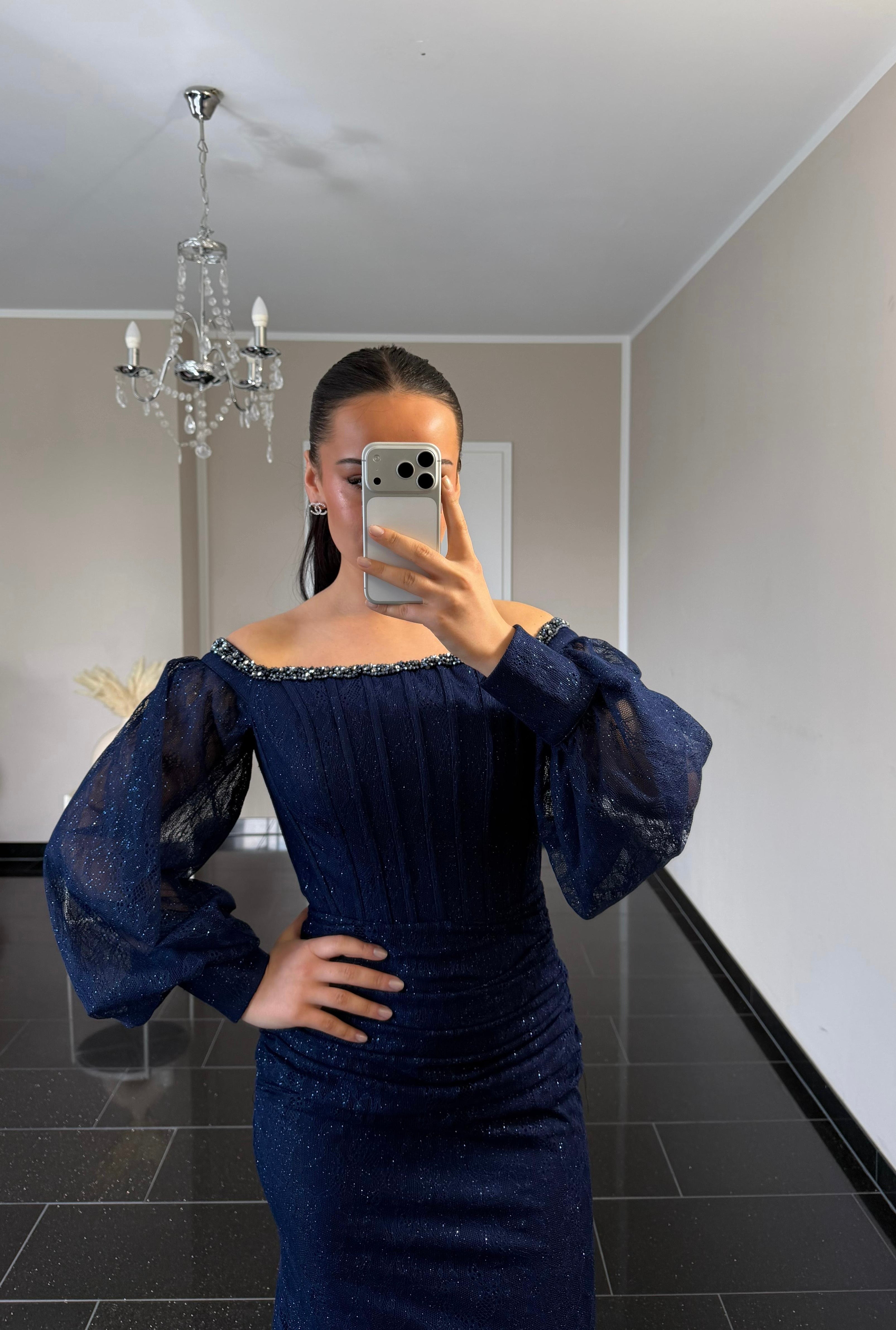 Nayla Dunkelblau